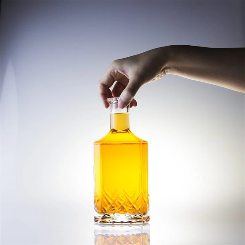 700ml 680g patterned whisky bottle