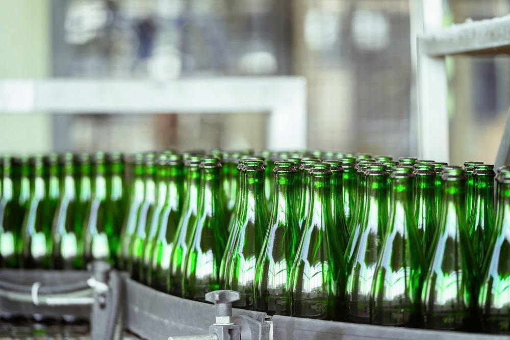 Transparent glass bottle and green glass bottle