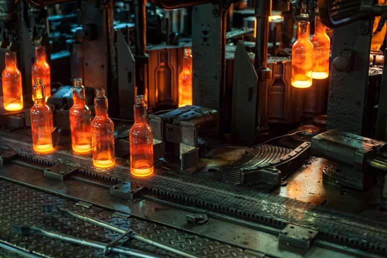 What are the requirements for the technology of producing glass bottles?